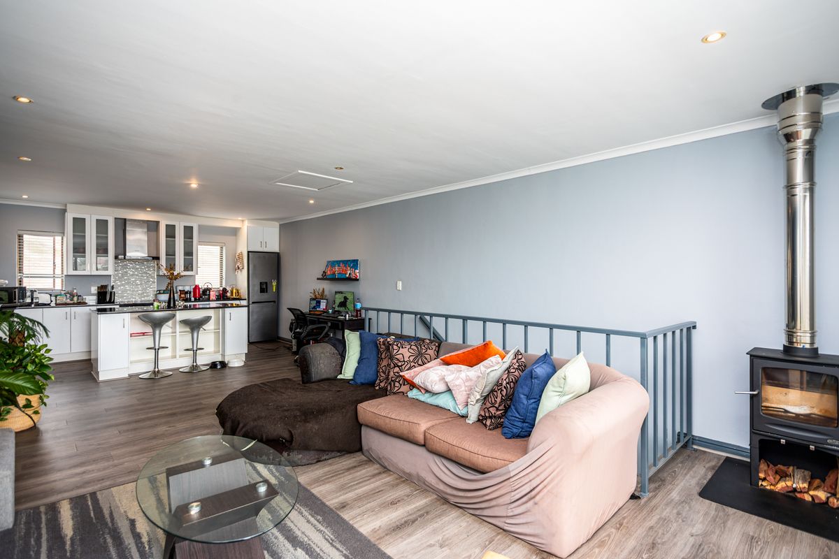 3 BEDROOM TRIPPLE STOREY WITH A PRIVATE GARDEN - Photo 4