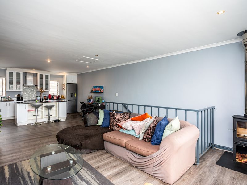 3 BEDROOM TRIPPLE STOREY WITH A PRIVATE GARDEN - Photo 4