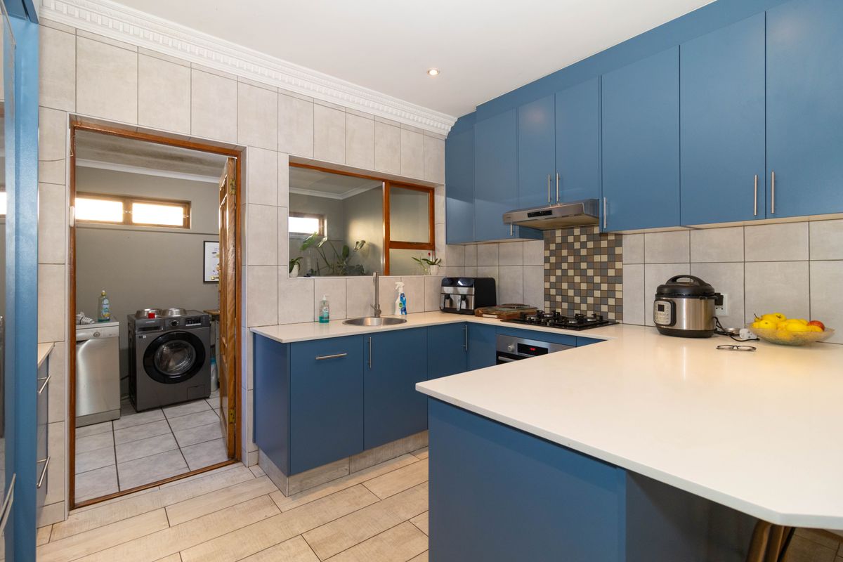 3 Bedroom Home To Rent in Rosecombe Estate, Somerset West - Photo 4