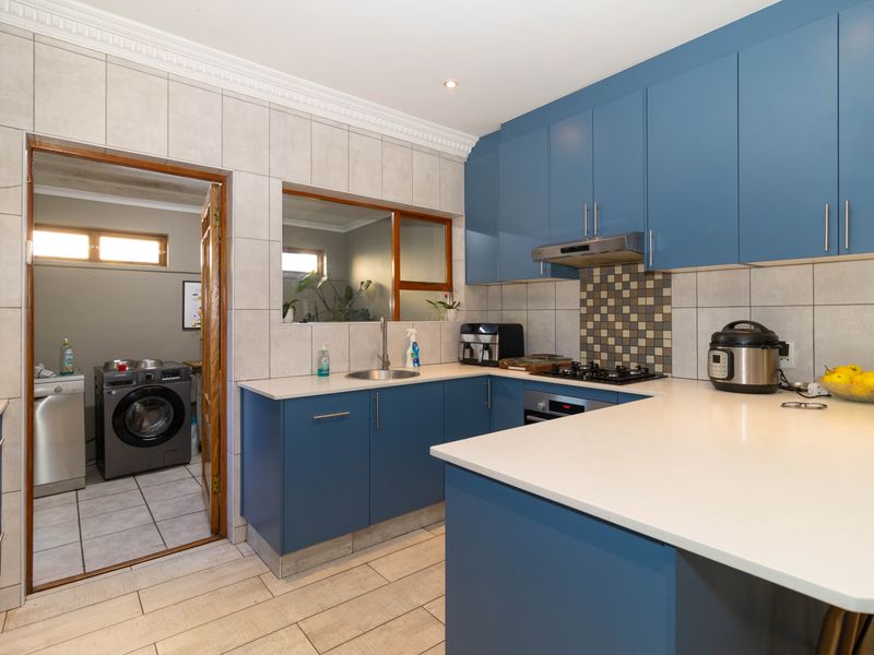 3 Bedroom Home To Rent in Rosecombe Estate, Somerset West - Photo 4