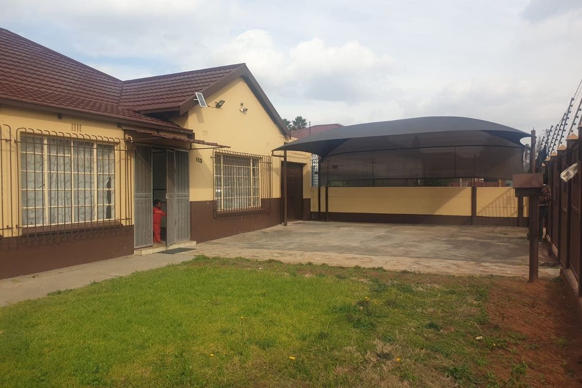 3 Bedroom House For Sale in Springs Central - Photo 2
