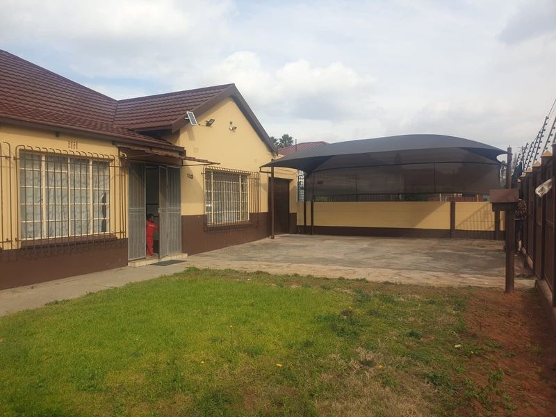 3 Bedroom House For Sale in Springs Central - Photo 2