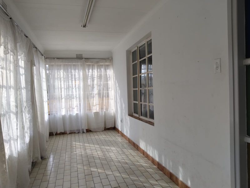 3 Bedroom House For Sale in Springs Central - Photo 3