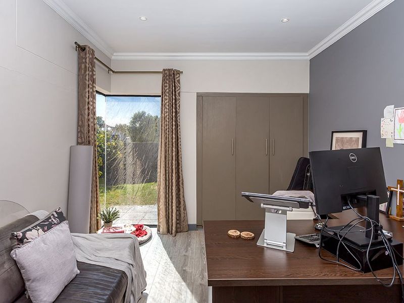 4 bedroom Family home For Sale in Parklands North - Photo 10
