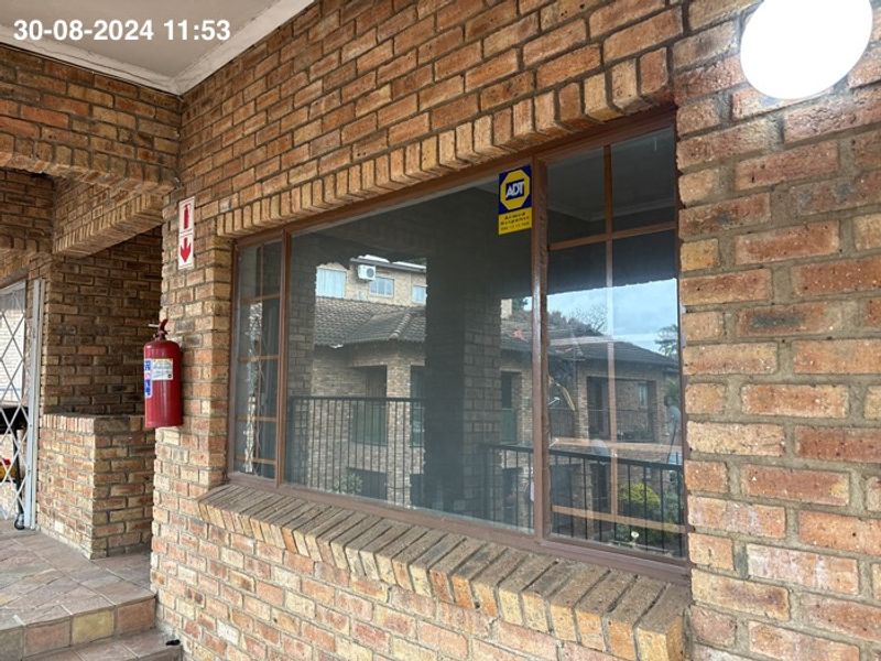 2 Bedroom Apartment to Let in West Acres - Photo 1