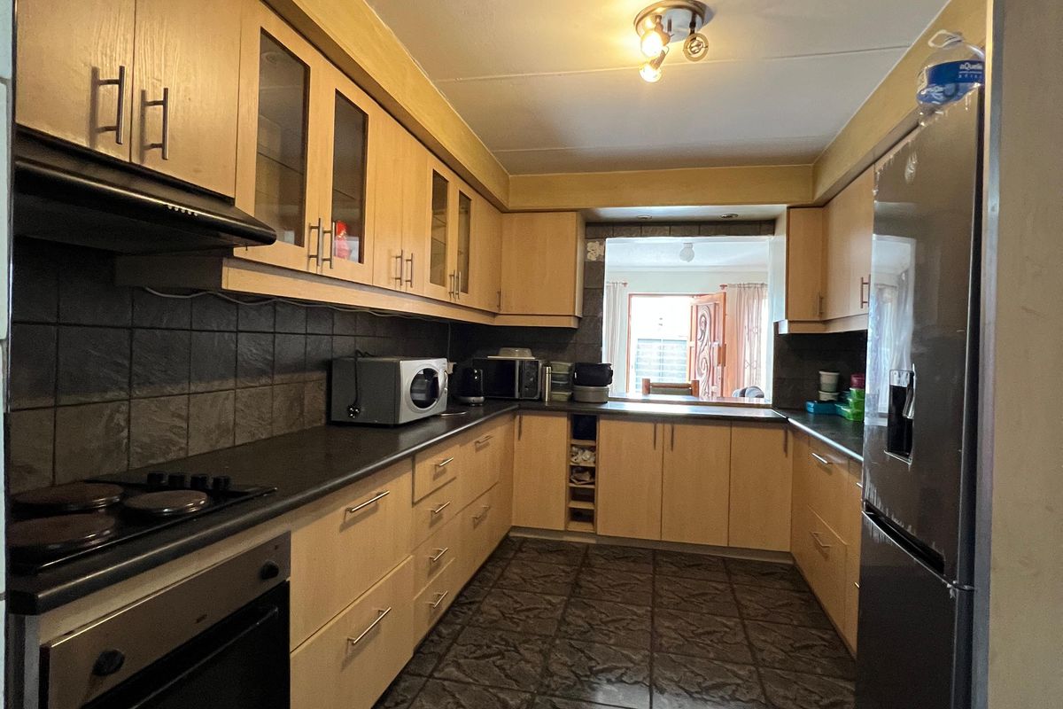 Very Spacious  3 Bedroom House To Let in  Summer Greens Available Immediately - Photo 3