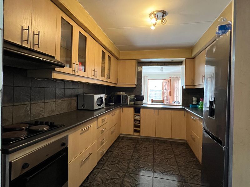 Very Spacious  3 Bedroom House To Let in  Summer Greens Available Immediately - Photo 3