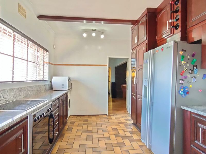 Versatile Family Home with Separate Flatlet and Exceptional Entertainment Features - Photo 10