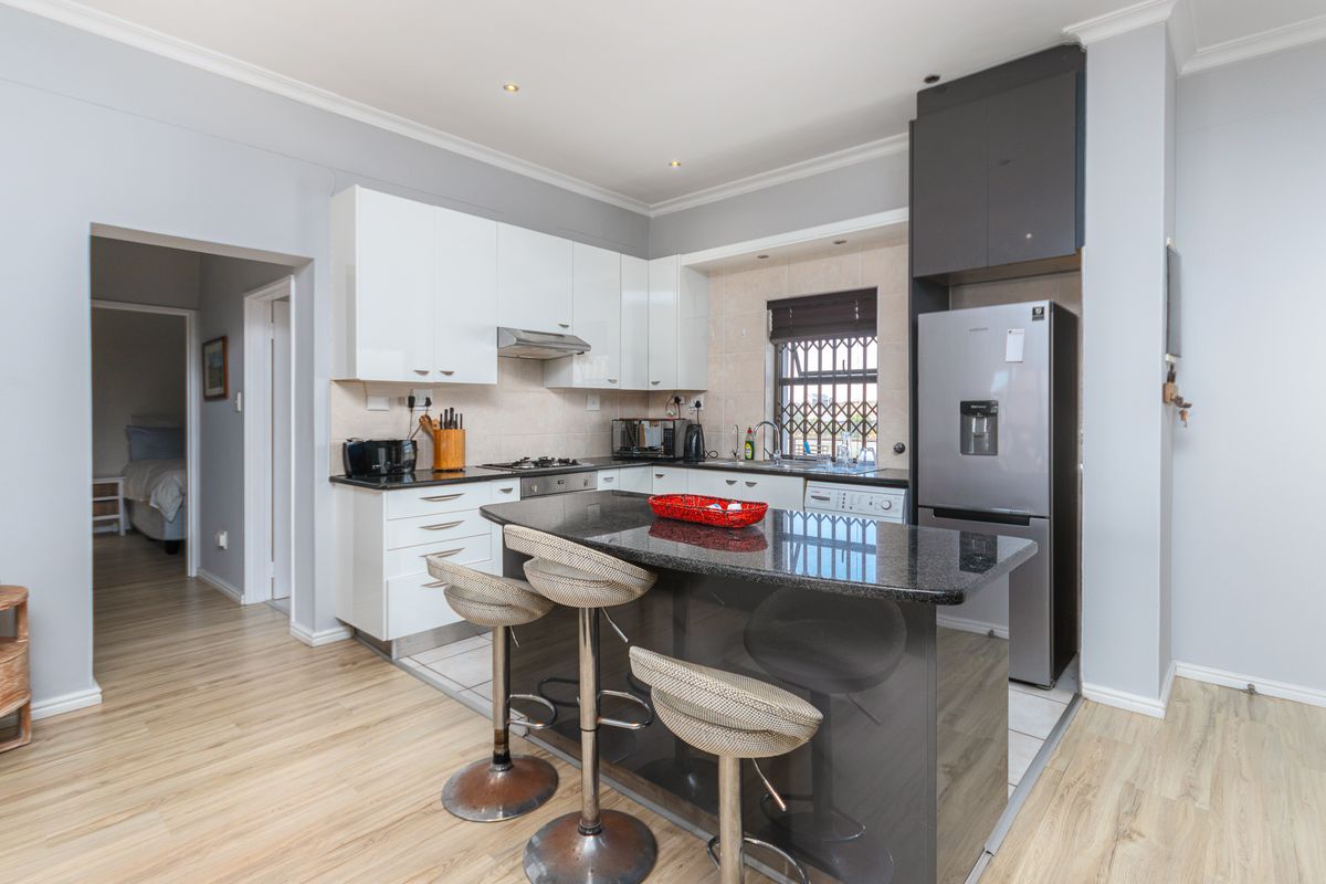 Stylish, fully furnished coastal apartment offering modern living and entertaining - Photo 2