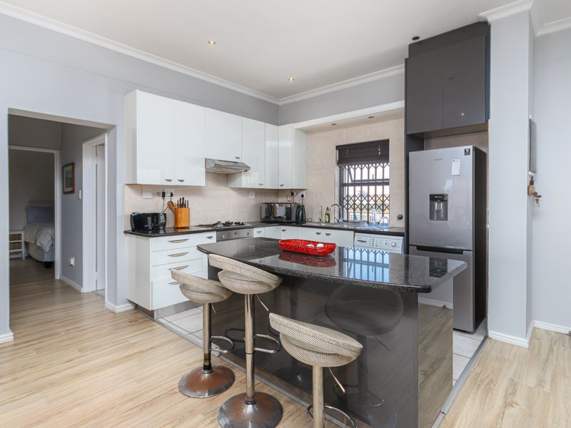 Stylish, fully furnished coastal apartment offering modern living and entertaining - Photo 2