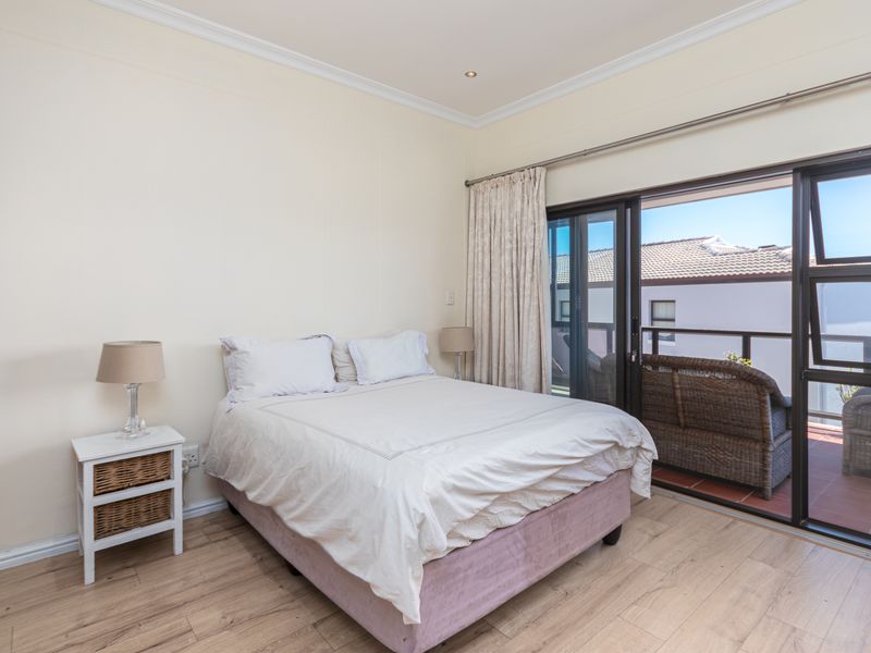 Stylish, fully furnished coastal apartment offering modern living and entertaining - Photo 10