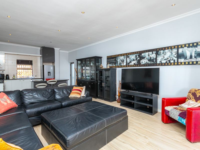 Stylish, fully furnished coastal apartment offering modern living and entertaining - Photo 7
