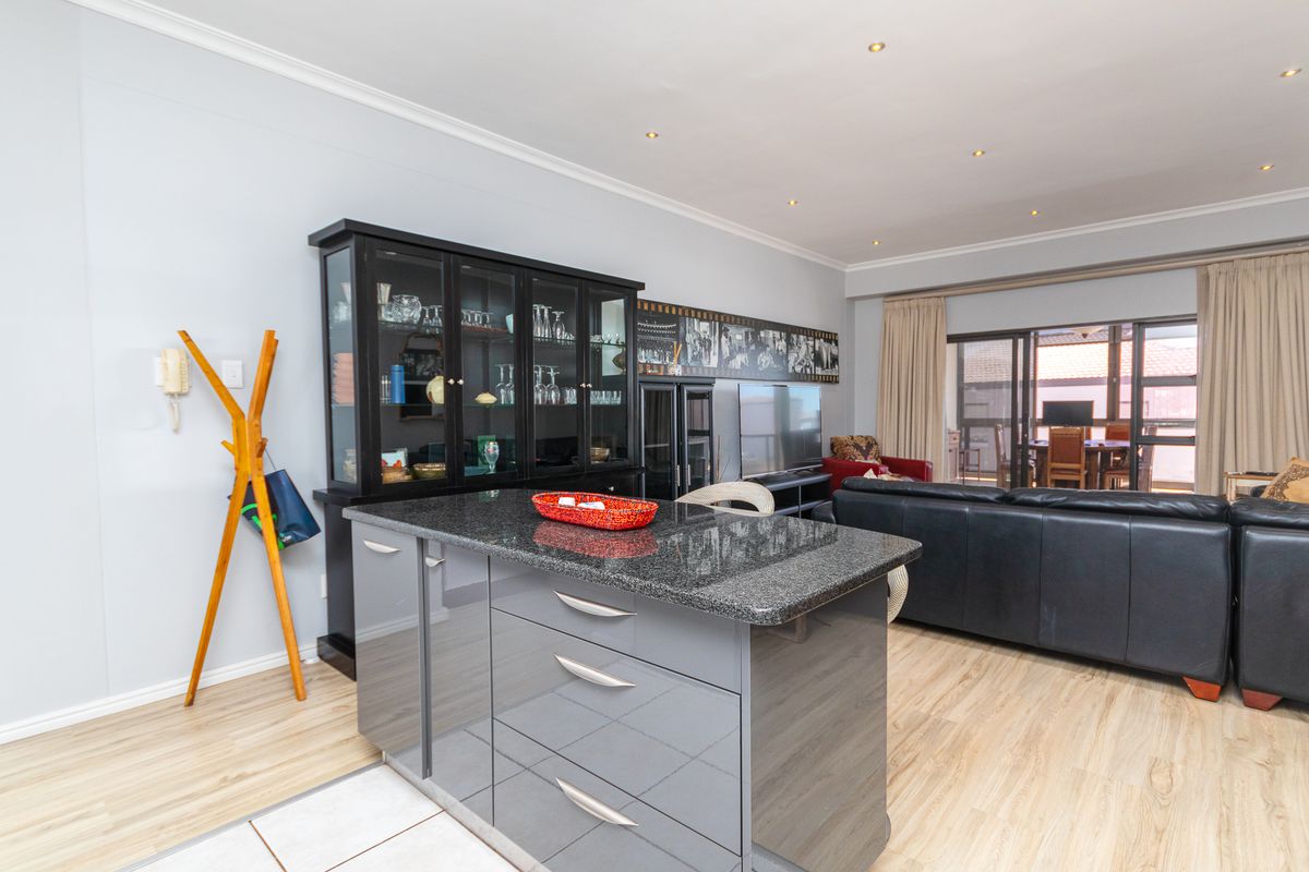 Stylish, fully furnished coastal apartment offering modern living and entertaining - Photo 4
