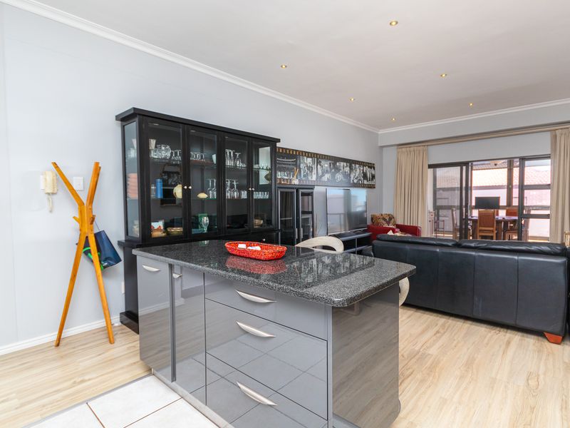 Stylish, fully furnished coastal apartment offering modern living and entertaining - Photo 4