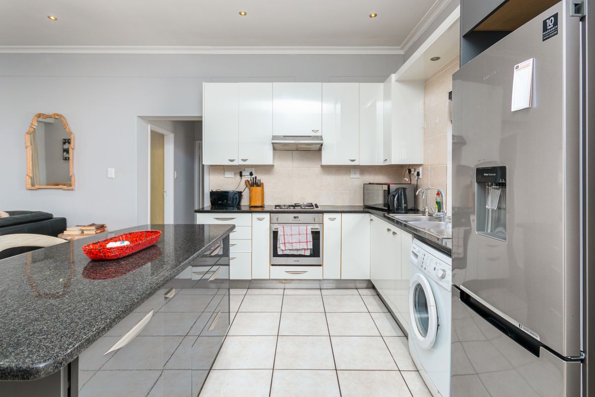 Stylish, fully furnished coastal apartment offering modern living and entertaining - Photo 3