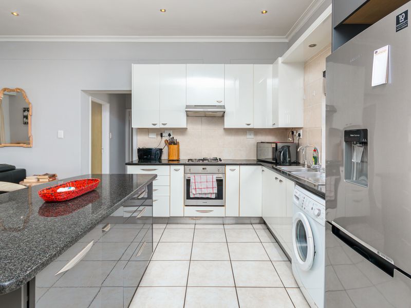 Stylish, fully furnished coastal apartment offering modern living and entertaining - Photo 3