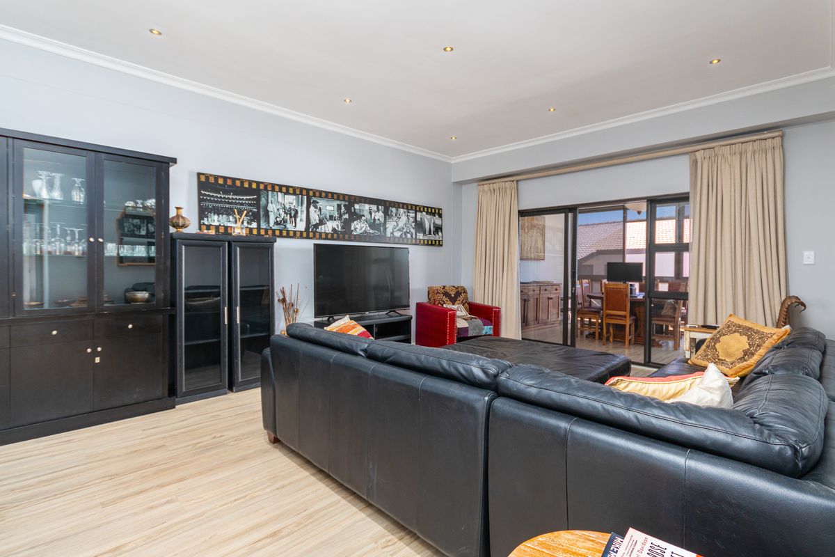 Stylish, fully furnished coastal apartment offering modern living and entertaining - Photo 5