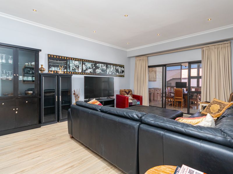 Stylish, fully furnished coastal apartment offering modern living and entertaining - Photo 5