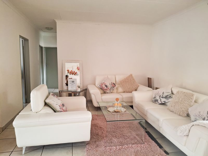 Affordable Family Living in a Secure Complex with Views. - Photo 1