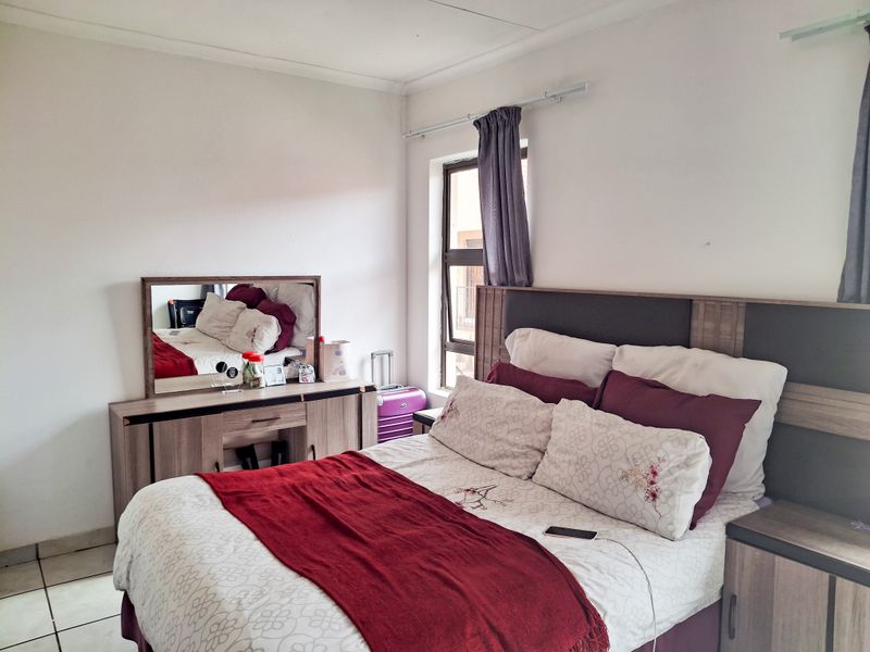 Affordable Family Living in a Secure Complex with Views. - Photo 9