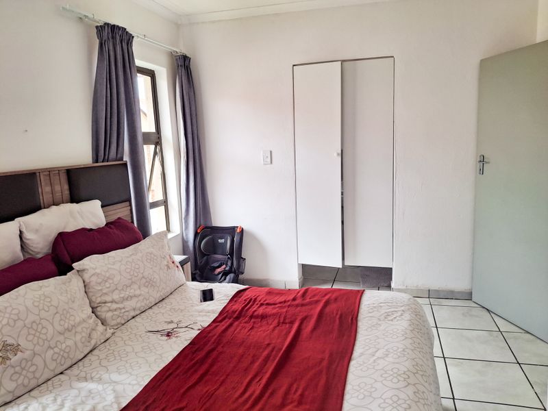 Affordable Family Living in a Secure Complex with Views. - Photo 10