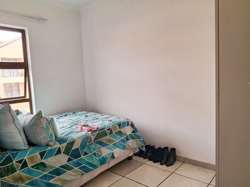 Affordable Family Living in a Secure Complex with Views. - Photo 7