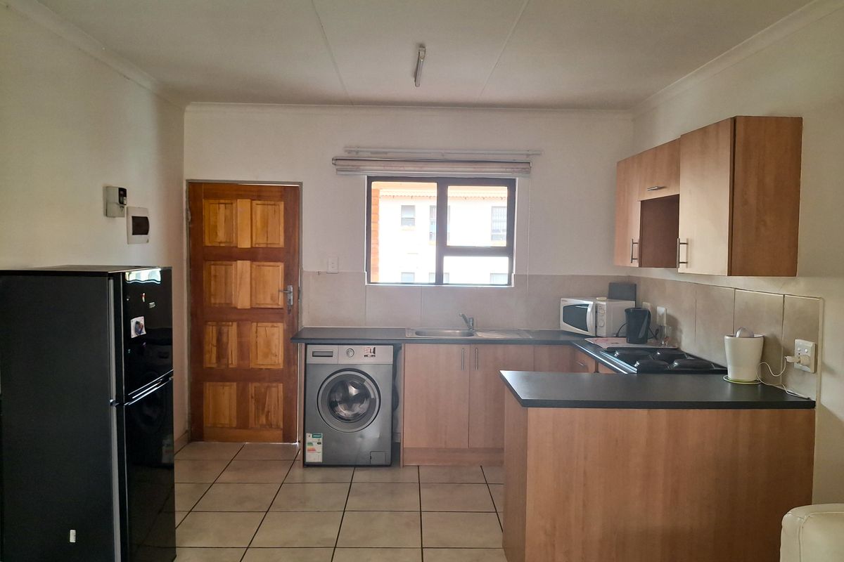 Affordable Family Living in a Secure Complex with Views. - Photo 2