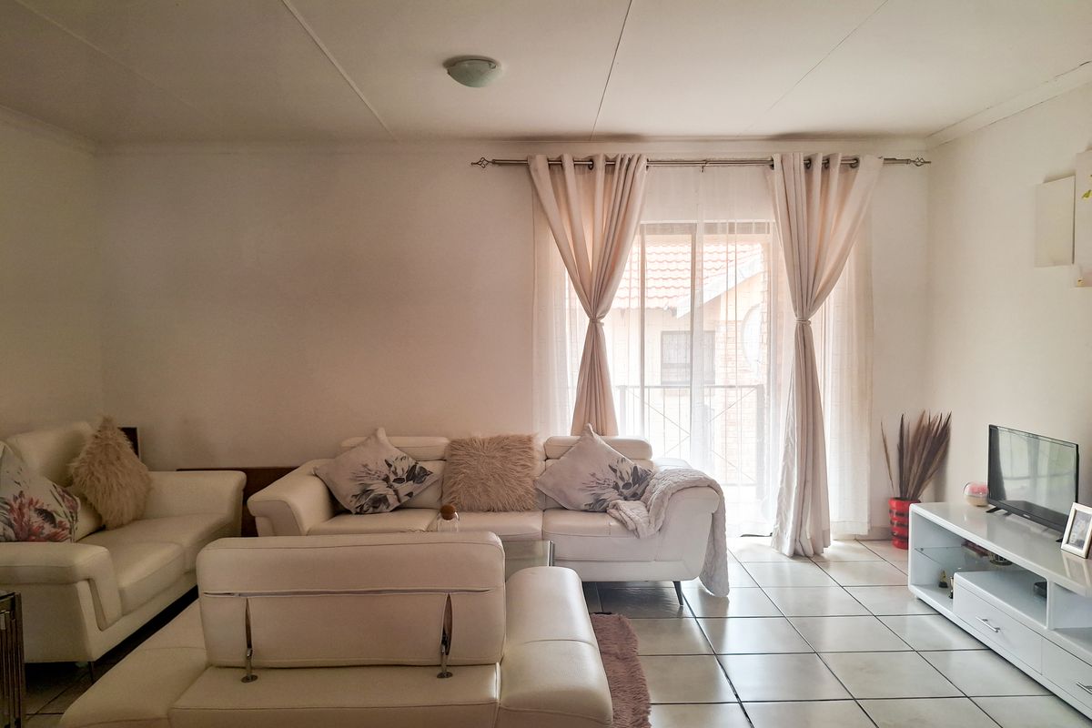 Affordable Family Living in a Secure Complex with Views. - Photo 3