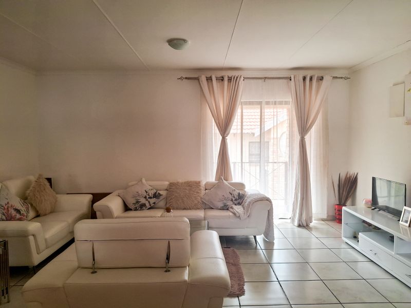 Affordable Family Living in a Secure Complex with Views. - Photo 3