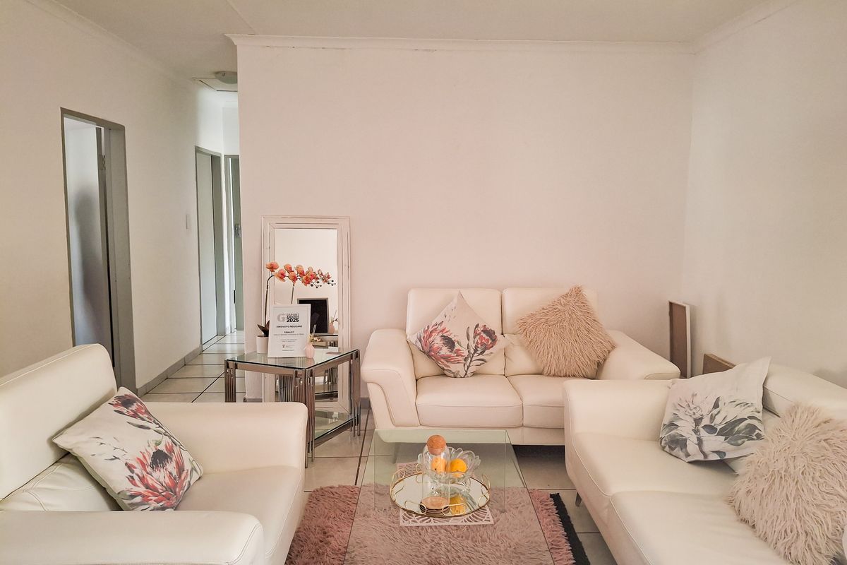 Affordable Family Living in a Secure Complex with Views. - Photo 5