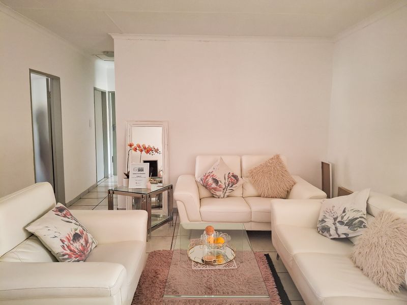 Affordable Family Living in a Secure Complex with Views. - Photo 5
