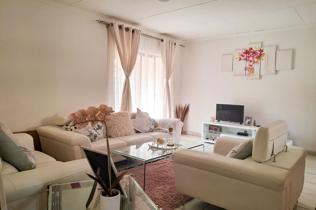 Affordable Family Living in a Secure Complex with Views. - Photo 4