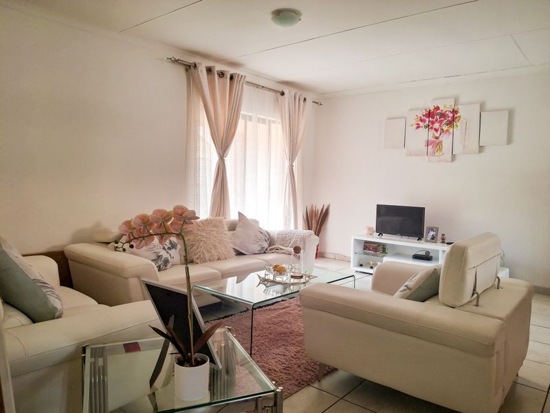 Affordable Family Living in a Secure Complex with Views. - Photo 4