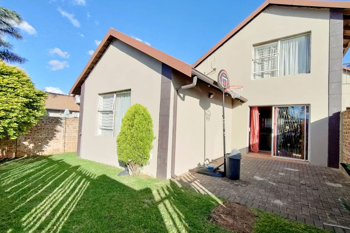Prime Location Cluster Home with Huge Potential...! - Photo 3