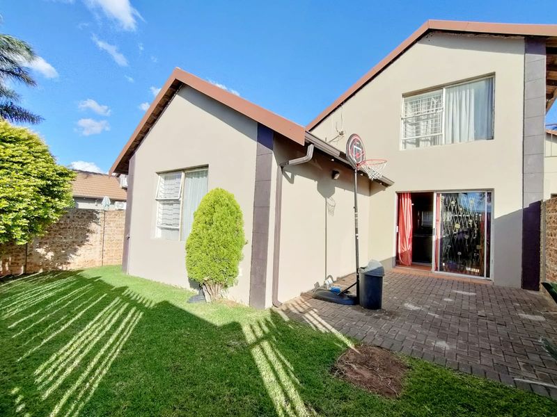 Prime Location Cluster Home with Huge Potential...! - Photo 3
