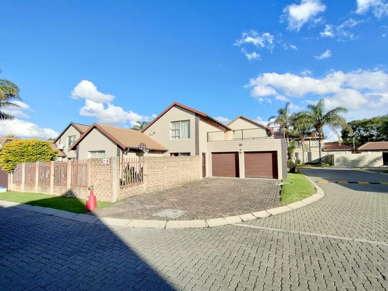 Prime Location Cluster Home with Huge Potential...! - Photo 2