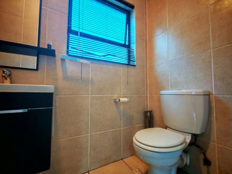 LIGHT AND BRIGHT! 2 BEDROOM APARTMENT - Photo 10