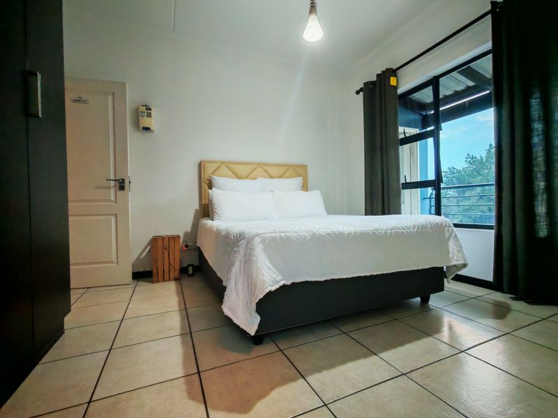 LIGHT AND BRIGHT! 2 BEDROOM APARTMENT - Photo 7