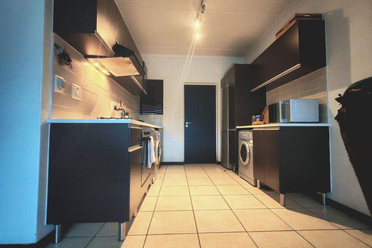 LIGHT AND BRIGHT! 2 BEDROOM APARTMENT - Photo 2