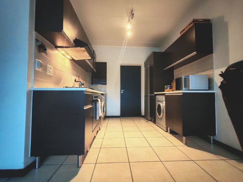 LIGHT AND BRIGHT! 2 BEDROOM APARTMENT - Photo 2