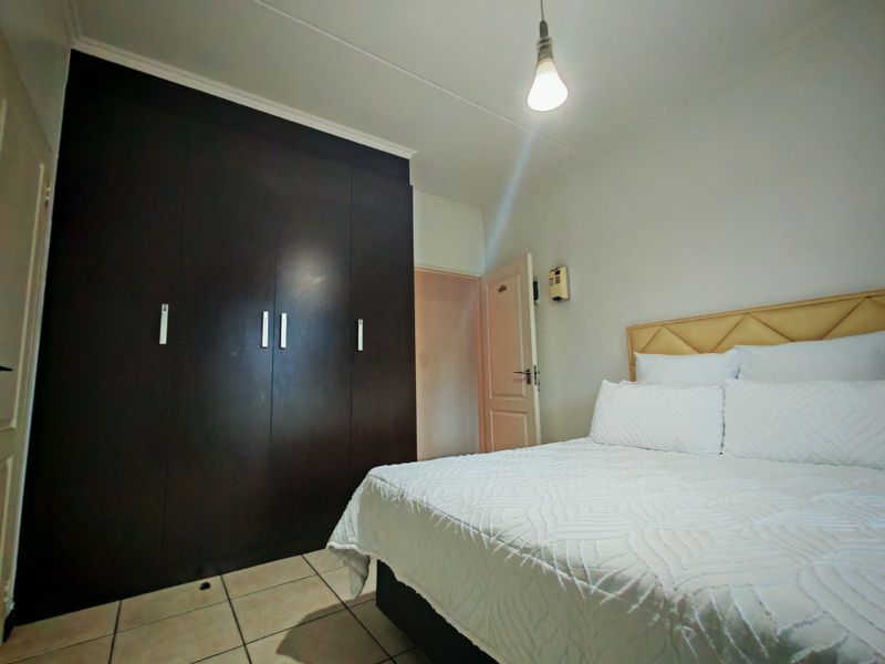 LIGHT AND BRIGHT! 2 BEDROOM APARTMENT - Photo 8