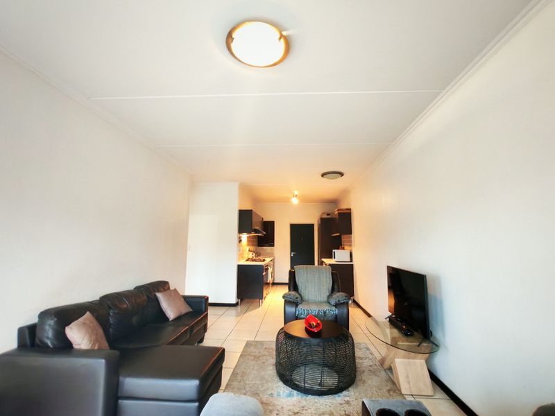 LIGHT AND BRIGHT! 2 BEDROOM APARTMENT - Photo 6