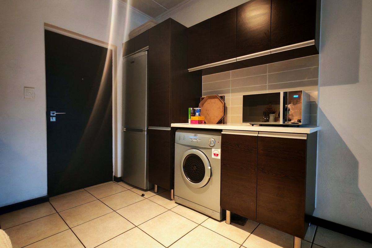 LIGHT AND BRIGHT! 2 BEDROOM APARTMENT - Photo 3