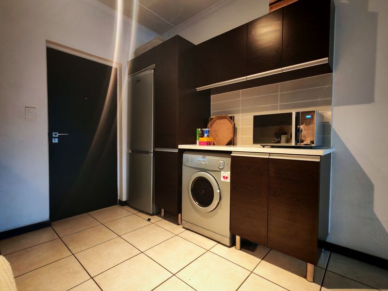LIGHT AND BRIGHT! 2 BEDROOM APARTMENT - Photo 3