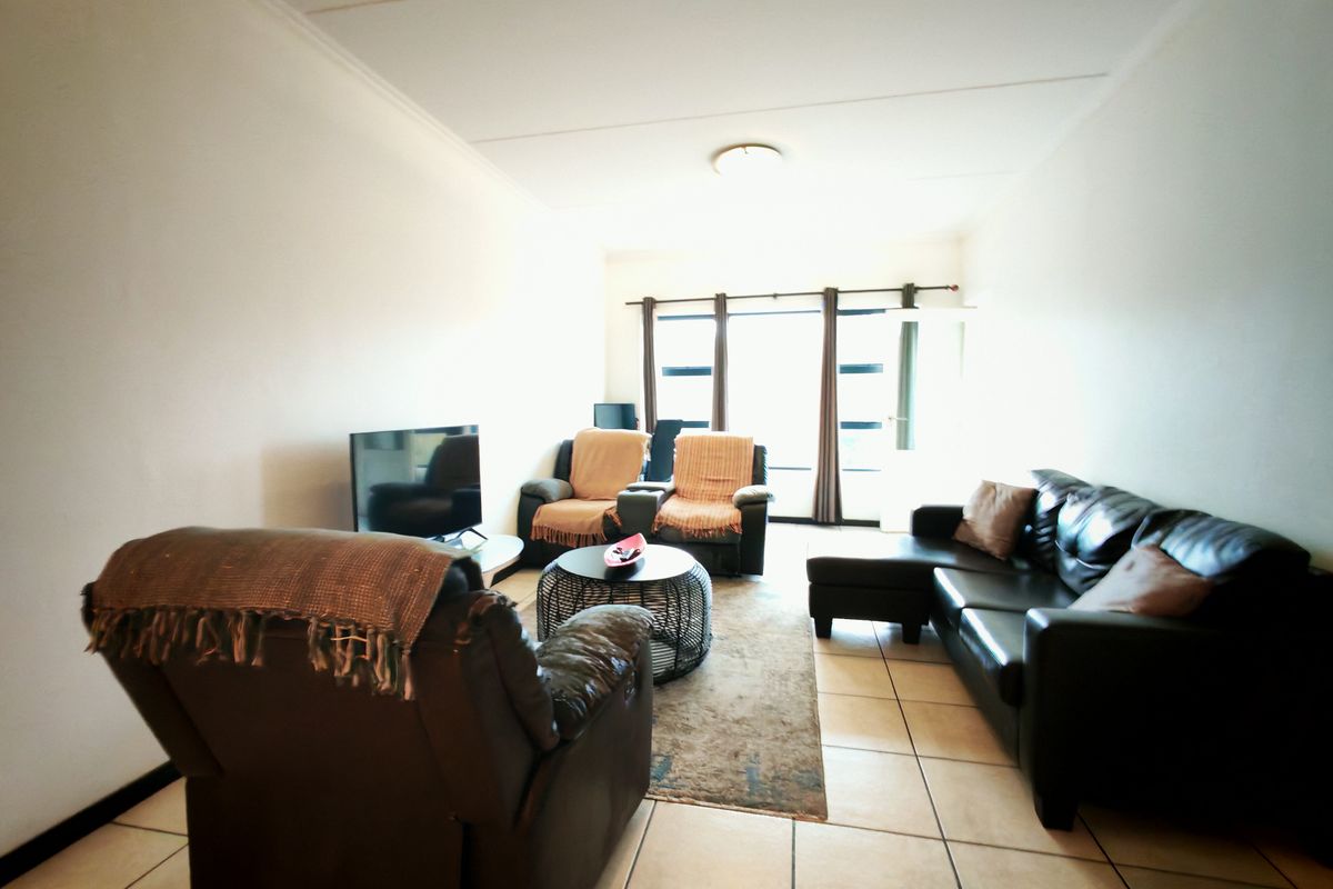 LIGHT AND BRIGHT! 2 BEDROOM APARTMENT - Photo 5