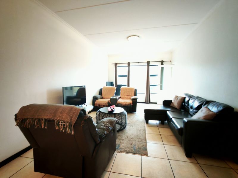 LIGHT AND BRIGHT! 2 BEDROOM APARTMENT - Photo 5