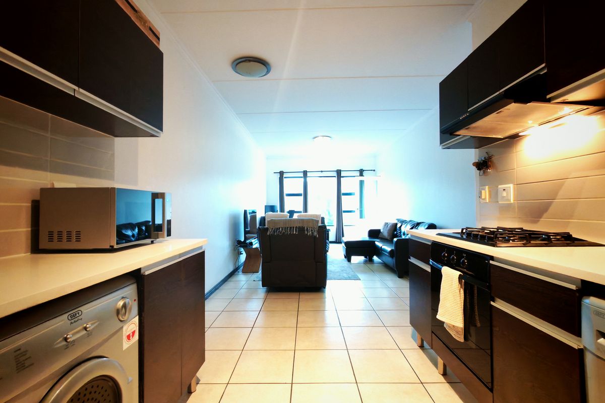 LIGHT AND BRIGHT! 2 BEDROOM APARTMENT - Photo 4