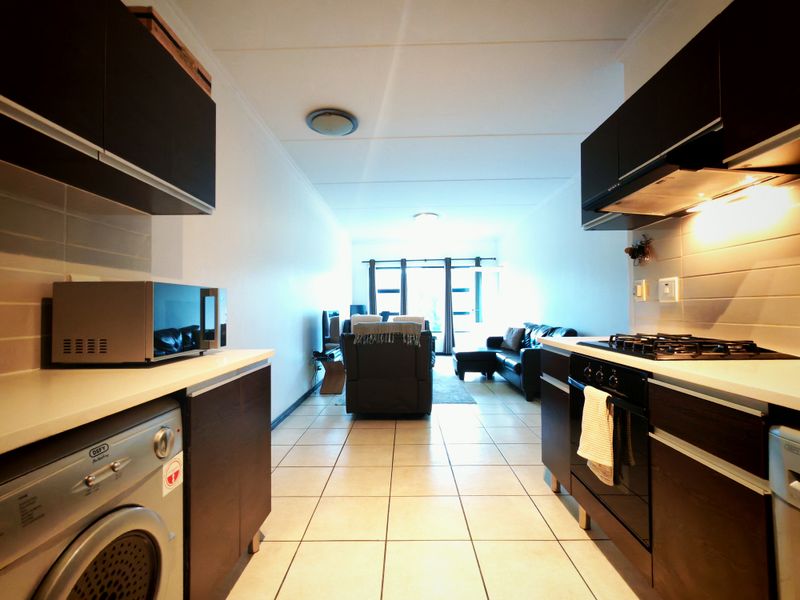 LIGHT AND BRIGHT! 2 BEDROOM APARTMENT - Photo 4