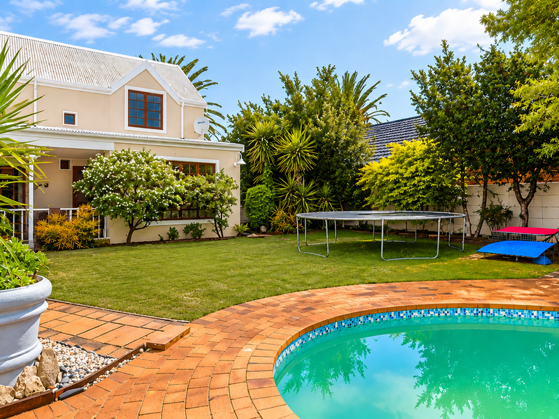 Stunning Cottage-Chic family home in a secure close. - Photo 1