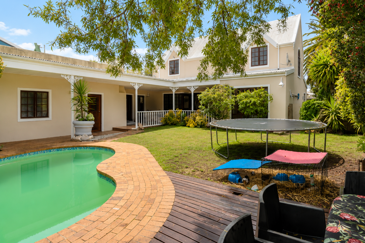 Stunning Cottage-Chic family home in a secure close. - Photo 2